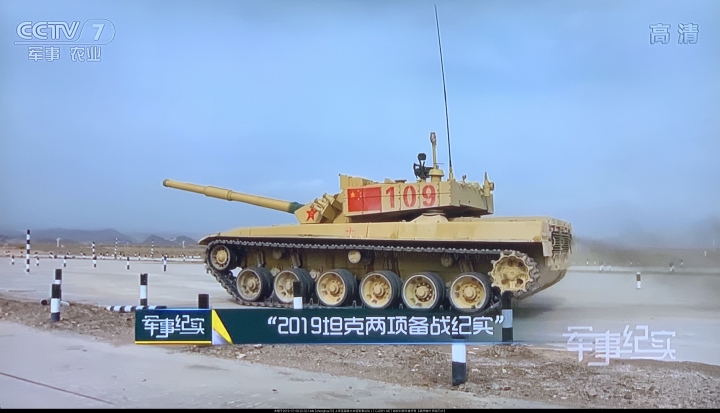 备战俄罗斯坦克两项2019大赛的96B主战坦克，驾驶舱可以看出是自动挡和方向盘。。。