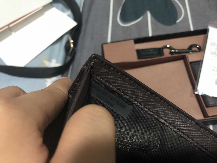 請問有人會看Coach包真假的嗎？
