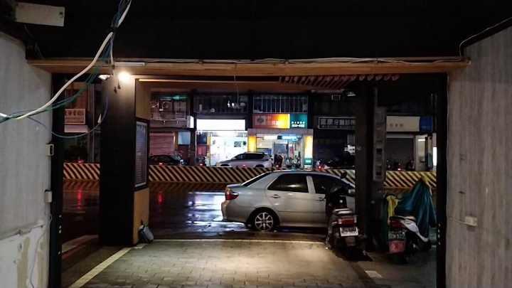 【開箱】首次嘗試工業風燒烤酒吧~