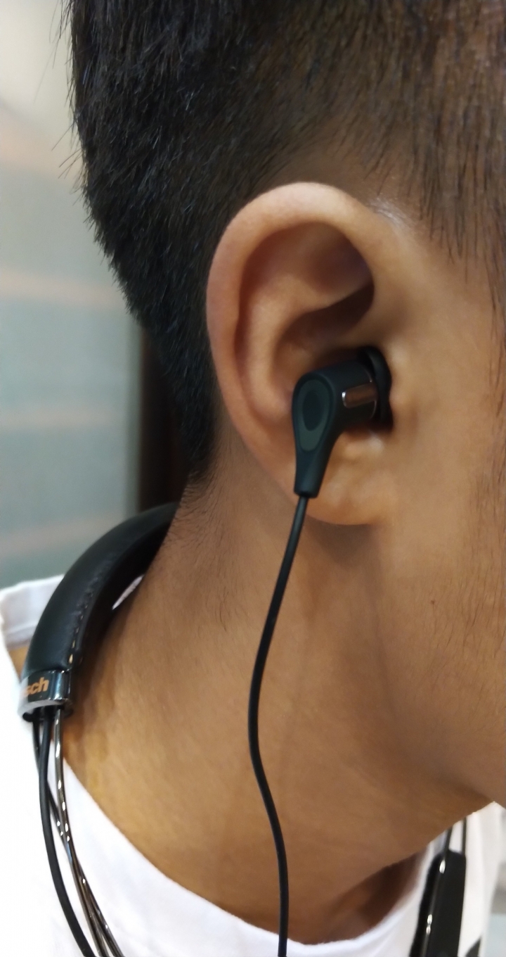 送兒子上高中的禮物: Klipsch R6 Neckband Headphones 藍牙耳機