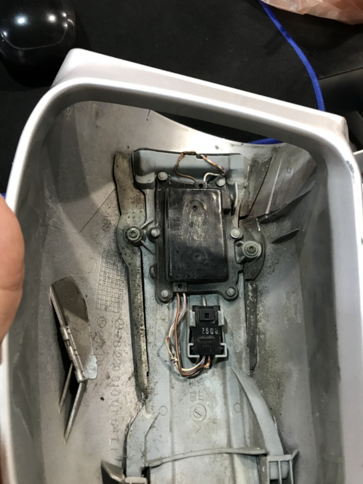 想問有關於早期S320中古左後視鏡材料