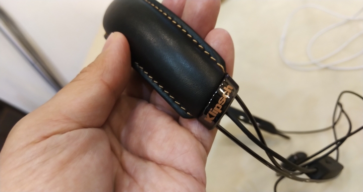 送兒子上高中的禮物: Klipsch R6 Neckband Headphones 藍牙耳機