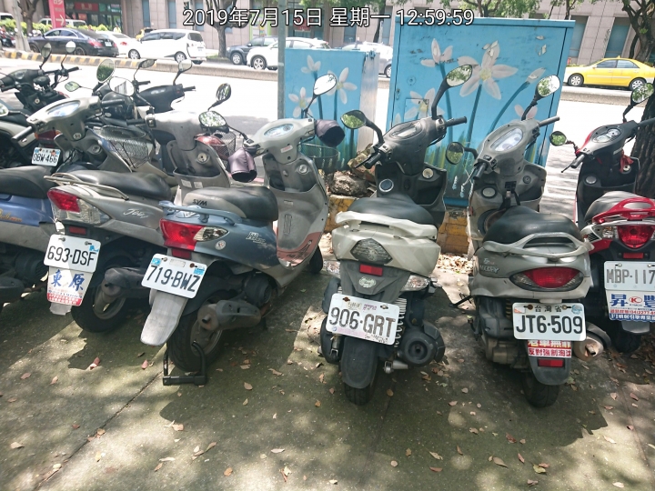 候車亭兩旁違停是不能舉發的?
