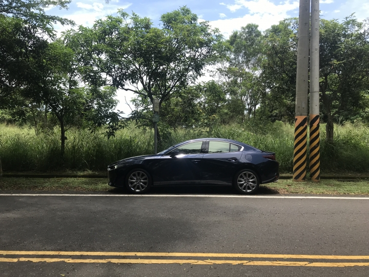 [開箱] Mazda 3 2020年式 4D旗艦 星燦藍