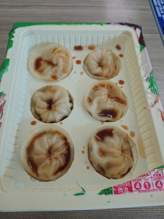 在便利商店吃牛肉麵