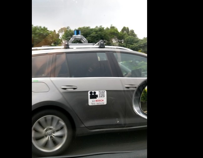 國道看到測試車輛 不知道是不是自動駕駛測試??
