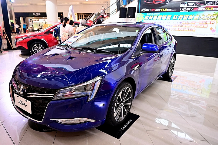 南區納智捷在草衙道擺攤，擺出了U6、S5、U5。