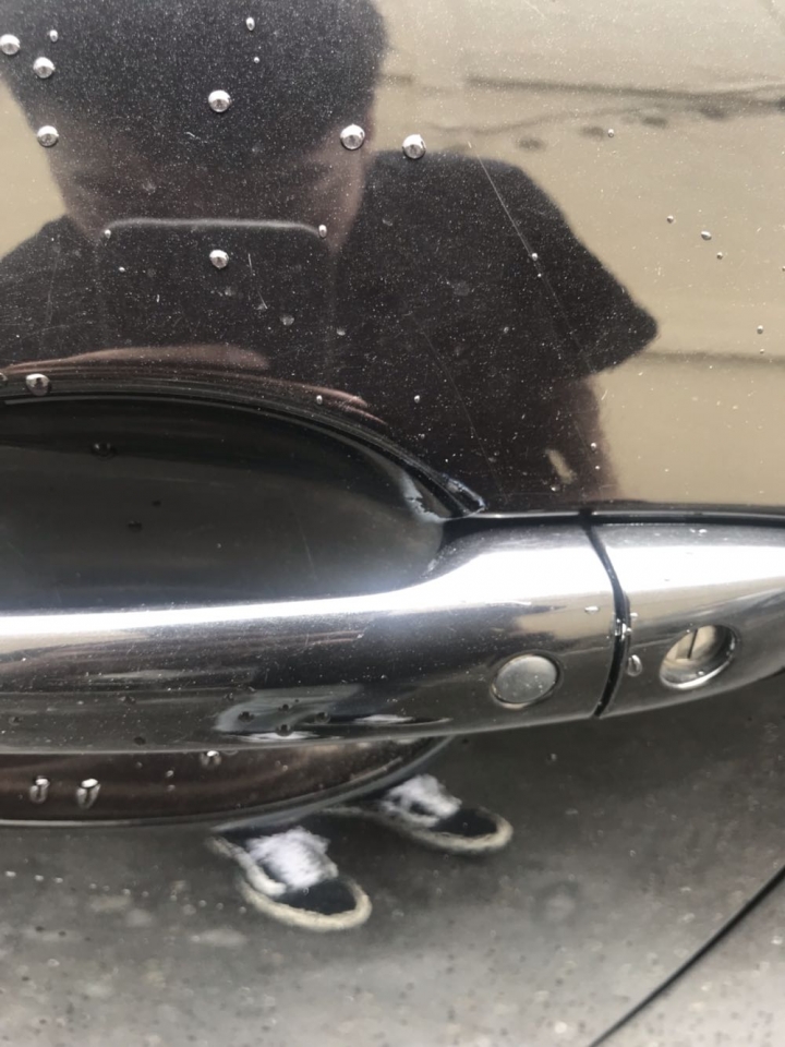 請問下雨過後車子出現水滴 擦不掉