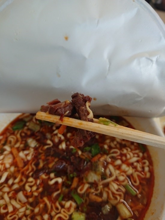 在便利商店吃牛肉麵