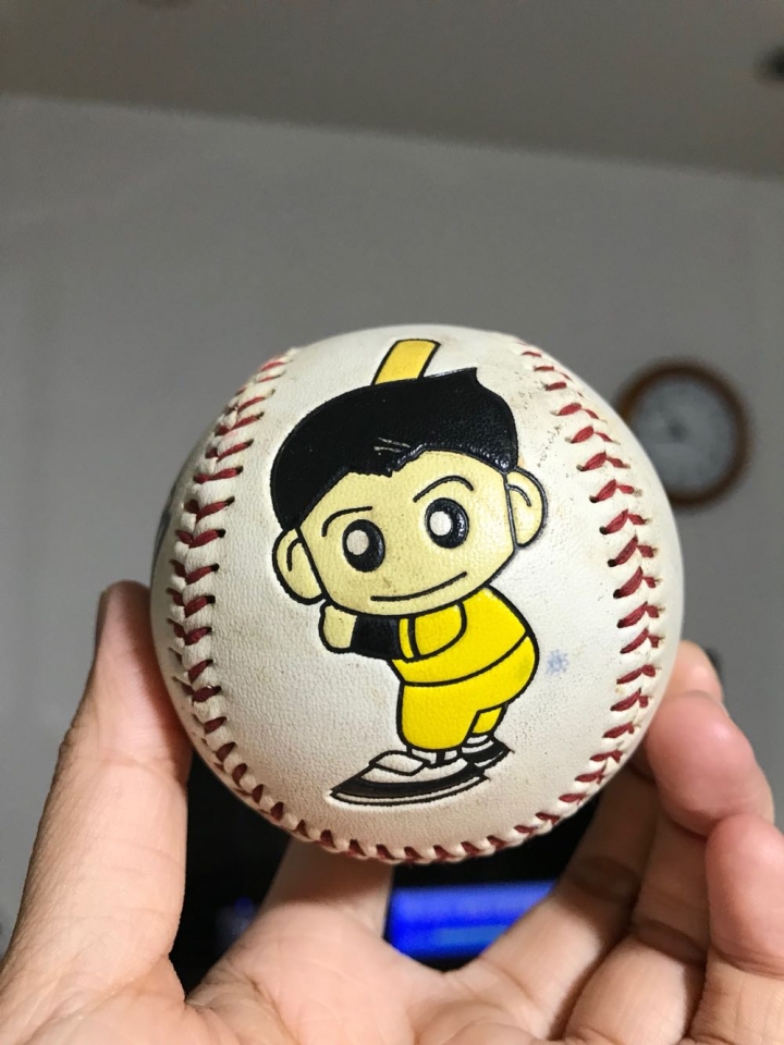 請問這是什麼年代的兄弟象彭政閔簽名球