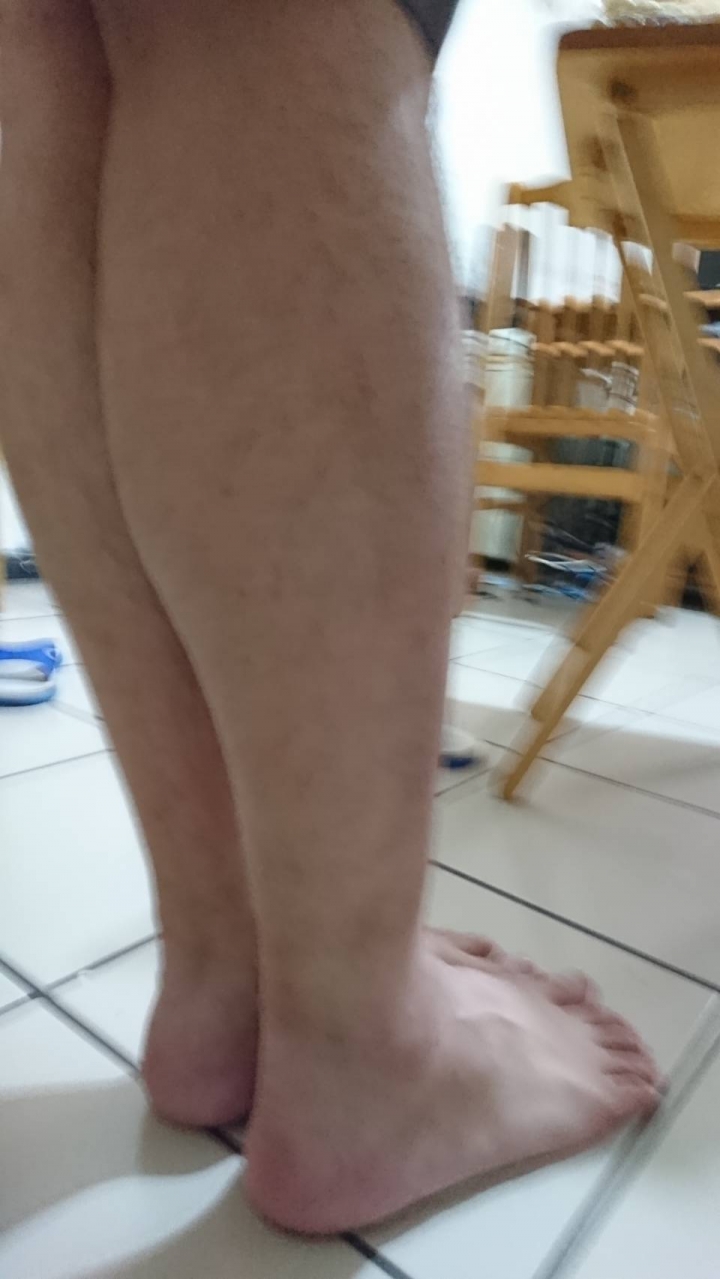 40歲中年壯漢的小腿跟腳丫(有圖)