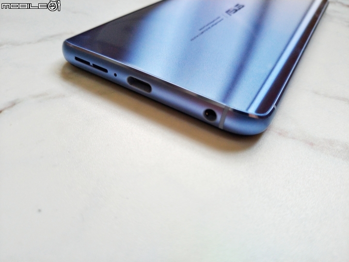 點我看大圖 【ZenFone 6翻玩視界】漸變霓幻銀開箱登場!HODA柔石防摔殼霧透白實裝!