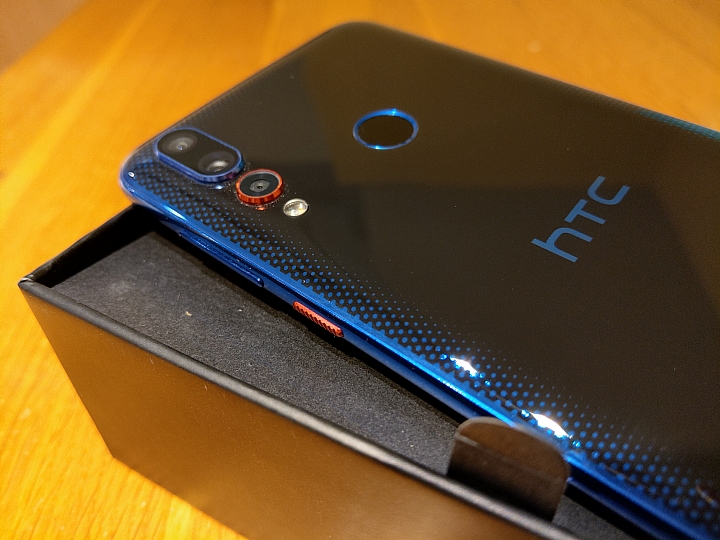 HTC第一支三鏡頭手機Desire 19+開箱