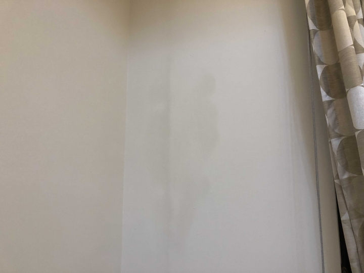 牆壁油漆完 發黑？