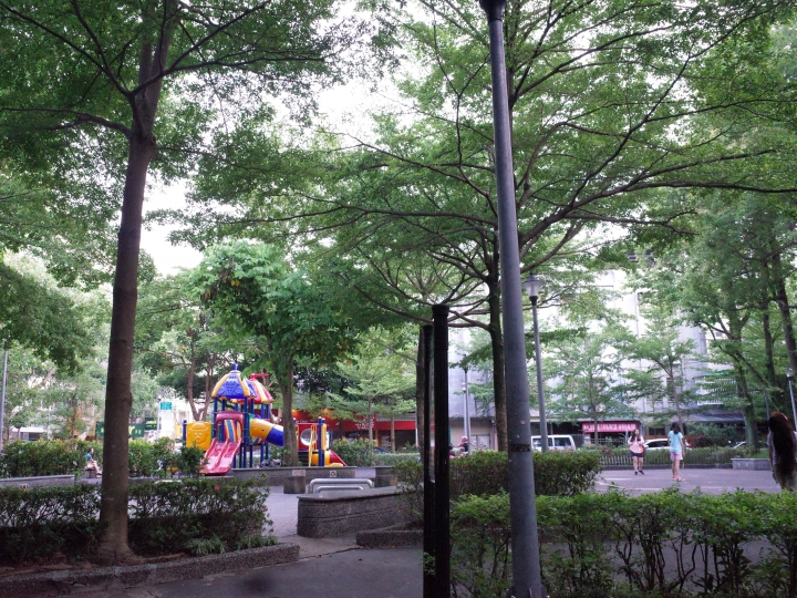 有嬰兒床的咖啡館
