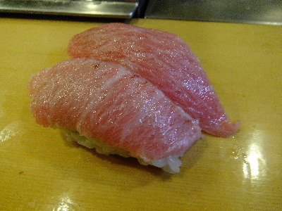 【美食。食記】東京 立石 葛飾區 目前日本第一的60年立食壽司 榮壽司 栄寿司 午餐 晚餐 握壽司 生魚片 推薦 菜單 價位 必吃