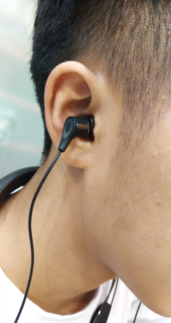 送兒子上高中的禮物: Klipsch R6 Neckband Headphones 藍牙耳機