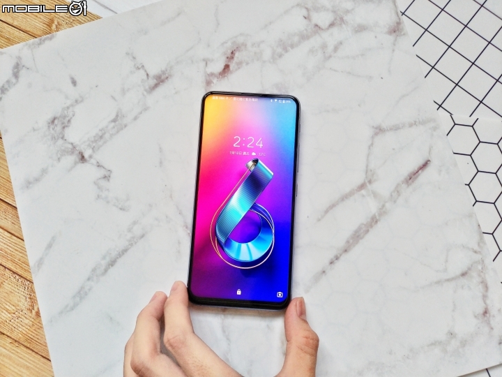點我看大圖 【ZenFone 6翻玩視界】漸變霓幻銀開箱登場!HODA柔石防摔殼霧透白實裝!