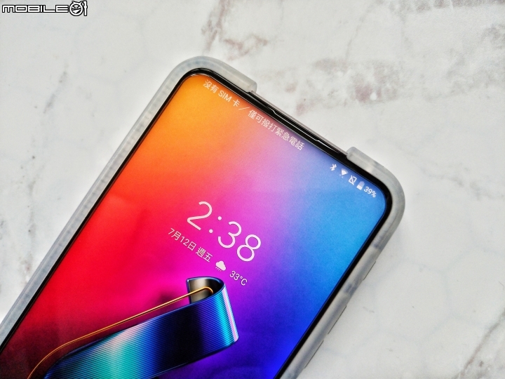 點我看大圖 【ZenFone 6翻玩視界】漸變霓幻銀開箱登場!HODA柔石防摔殼霧透白實裝!
