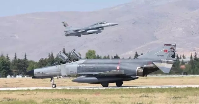 巴基斯坦梟龍戰機鎖定美軍F15戰機