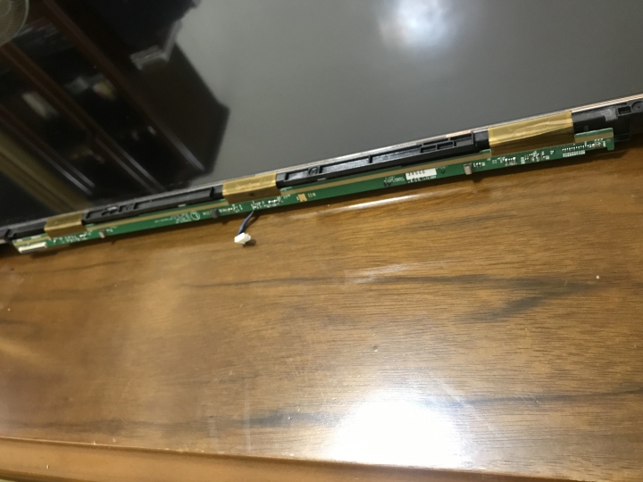 [請教] 液晶面板若是壞這裡 是否就宣判無救了? 有圖