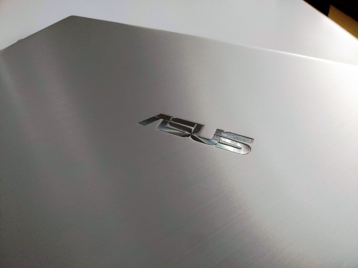 Vivobook S14 S412高CP值的獨立觸控板數字鍵輕薄筆電開箱