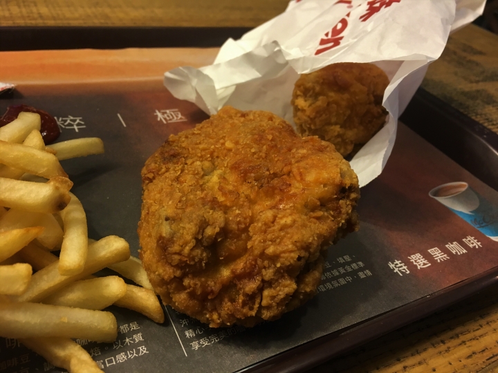 點我看大圖 肥宅獨享,孤獨的麥當勞辣味麥脆雞。