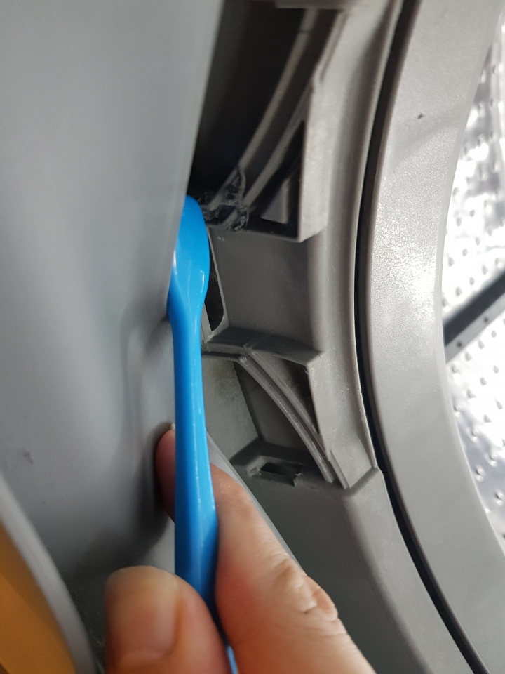 拆解提醒日立舊滾筒用戶注意烘乾管道，循環噴射出水口的棉絮清潔(附我家日立滾筒實際拆解內部管路棉絮實況影片)