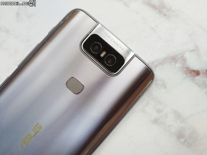 點我看大圖 【ZenFone 6翻玩視界】漸變霓幻銀開箱登場!HODA柔石防摔殼霧透白實裝!