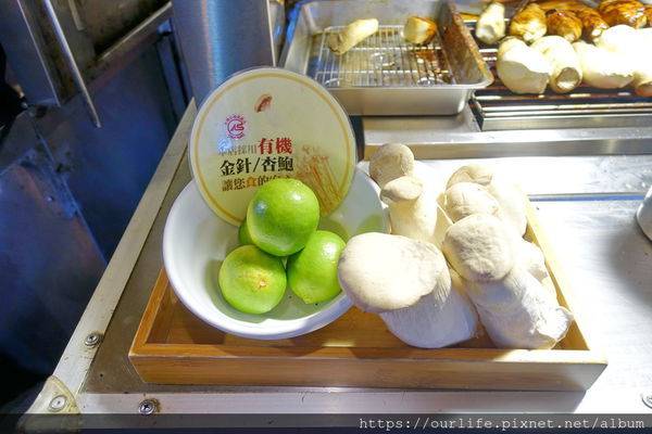 一中必吃翰記杏鮑菇．菇嫩多汁很軟Q的爐烤雞汁葱蒜杏鮑菇