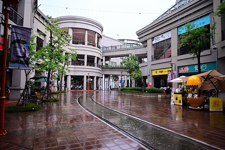 南區納智捷在草衙道擺攤，擺出了U6、S5、U5。