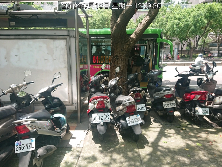 候車亭兩旁違停是不能舉發的?