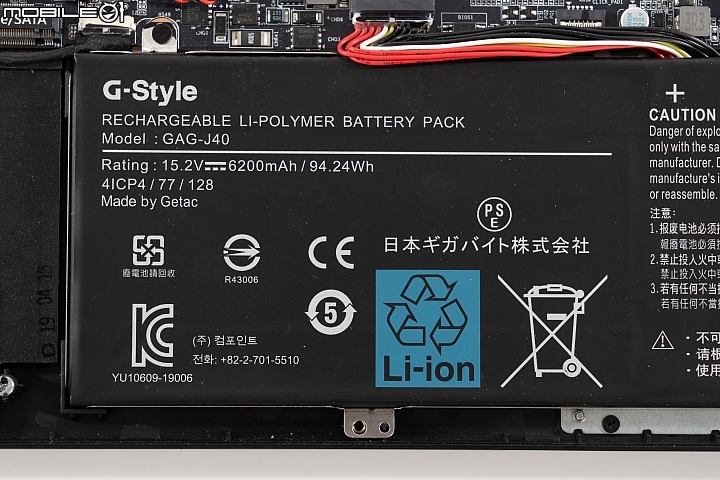 GIGABYTE New AERO 15 OLED 外型小改再出發！