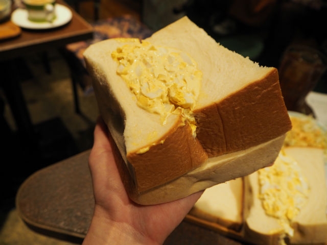 【東京都】超視覺震撼！用半公斤麵包做成的高CP值「喫茶AMERICAN」爆漿蛋沙拉三明治