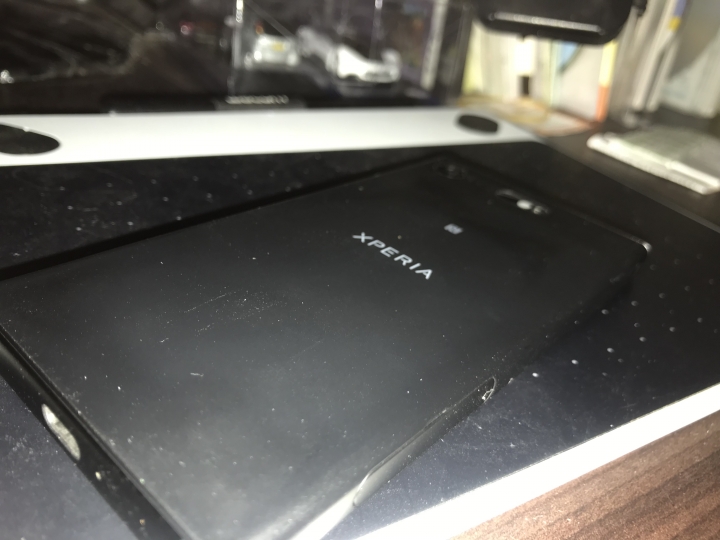 xz1c背蓋中間出現微凸了，看來是該換電池了