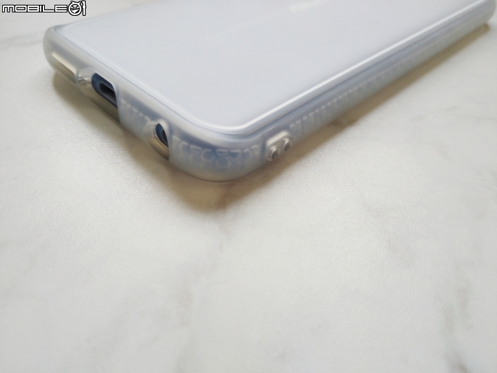 點我看大圖 【ZenFone 6翻玩視界】漸變霓幻銀開箱登場!HODA柔石防摔殼霧透白實裝!