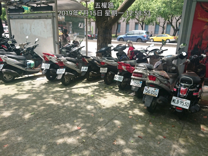 候車亭兩旁違停是不能舉發的?