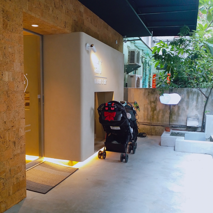 有嬰兒床的咖啡館
