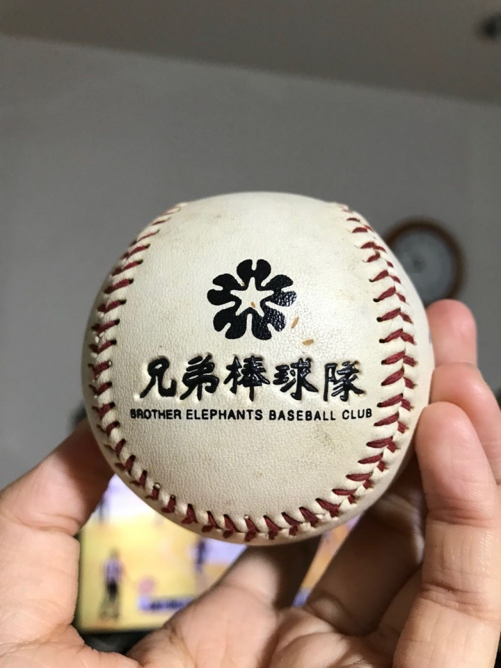 請問這是什麼年代的兄弟象彭政閔簽名球