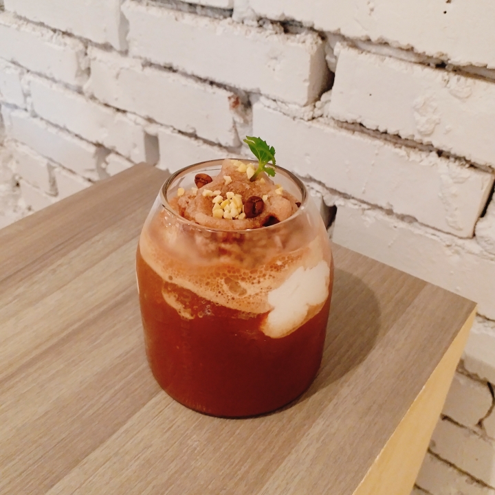 有嬰兒床的咖啡館
