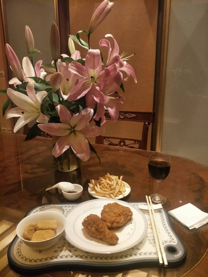 如何在WEEKEND一個人靜靜裝逼-小資族的麥脆雞奢華晚餐(不專業ASMR)