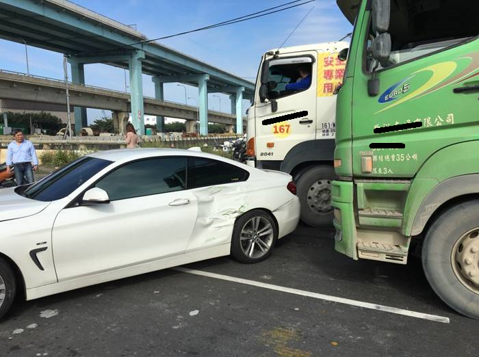 求助!兩車分別行駛於快慢車道同向右轉車禍肇事鑑定疑義