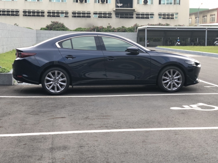 [開箱] Mazda 3 2020年式 4D旗艦 星燦藍