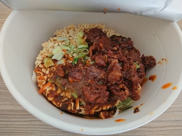 在便利商店吃牛肉麵
