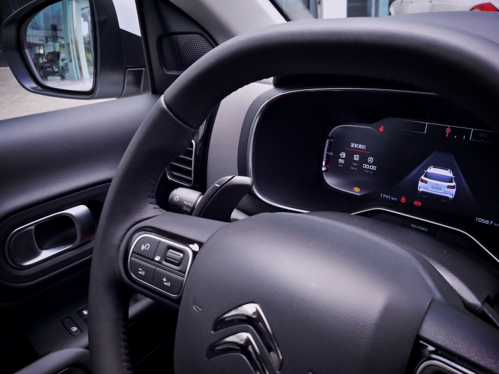 親自來體驗白色Citroen C5 Aircross