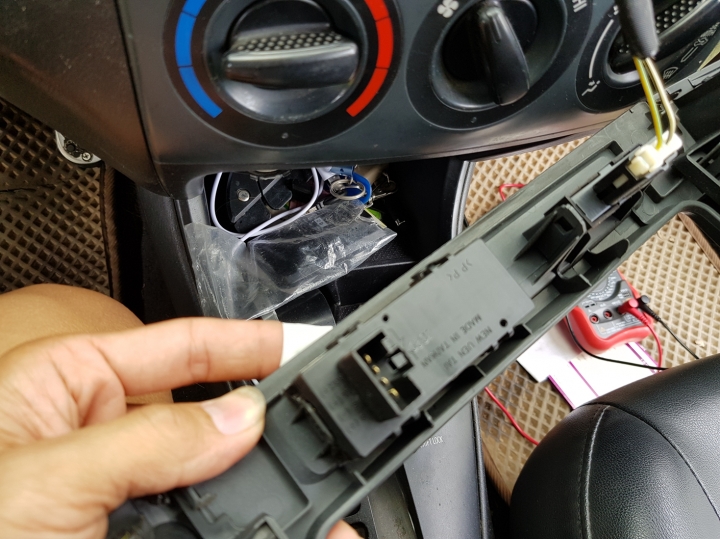 【DIY維修】TOYOTA Vios 車內電子鐘昏暗不明