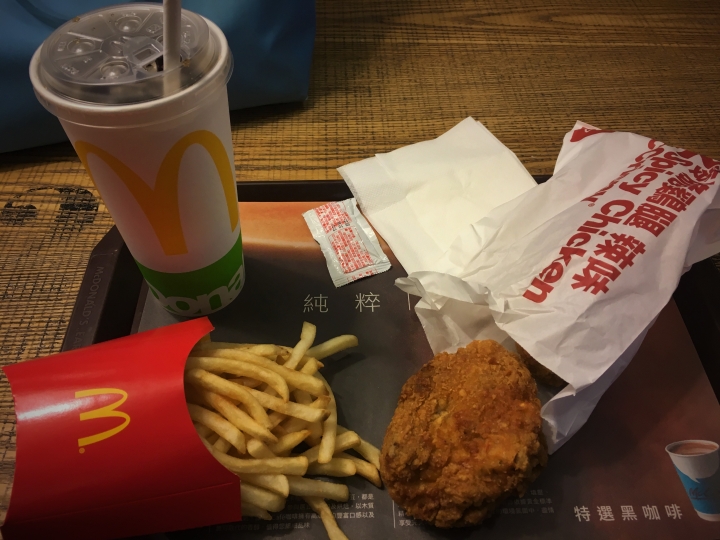 點我看大圖 肥宅獨享,孤獨的麥當勞辣味麥脆雞。