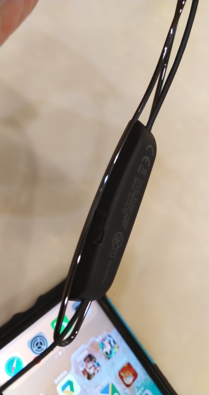 送兒子上高中的禮物: Klipsch R6 Neckband Headphones 藍牙耳機