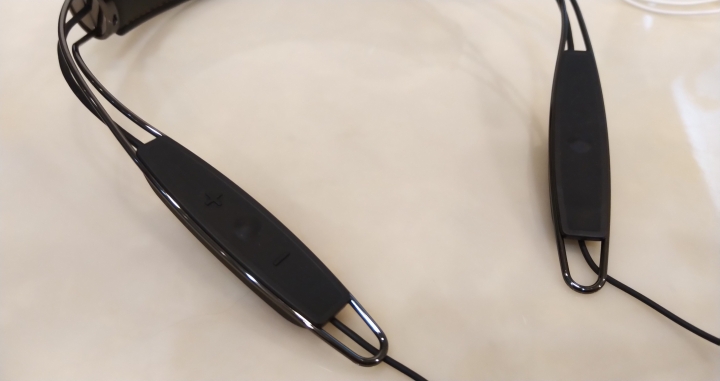 送兒子上高中的禮物: Klipsch R6 Neckband Headphones 藍牙耳機
