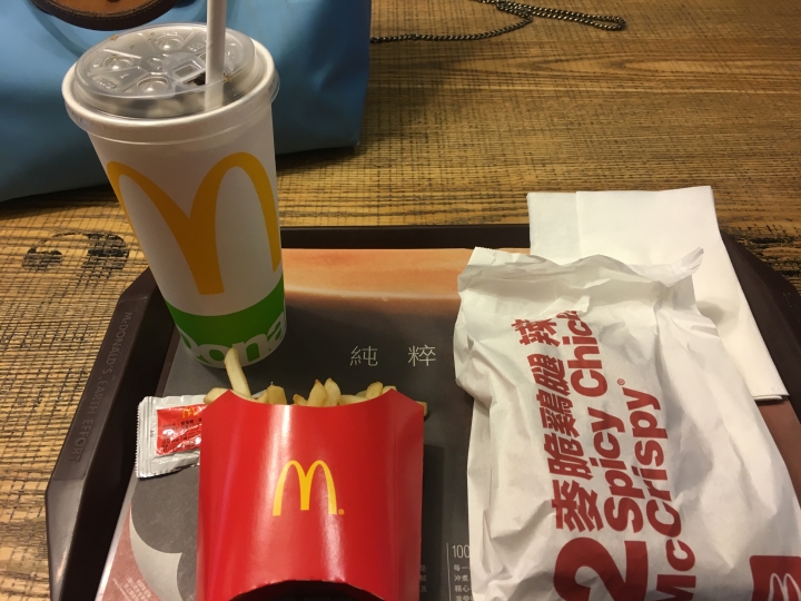 點我看大圖 肥宅獨享,孤獨的麥當勞辣味麥脆雞。
